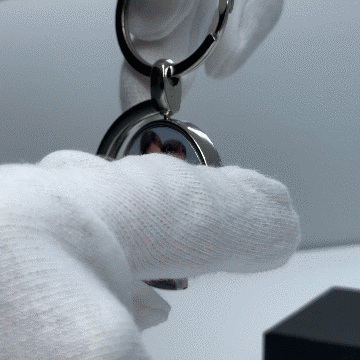 Elegant spinning silver round keyring with personalised engraving – A dynamic keepsake for cherished memories