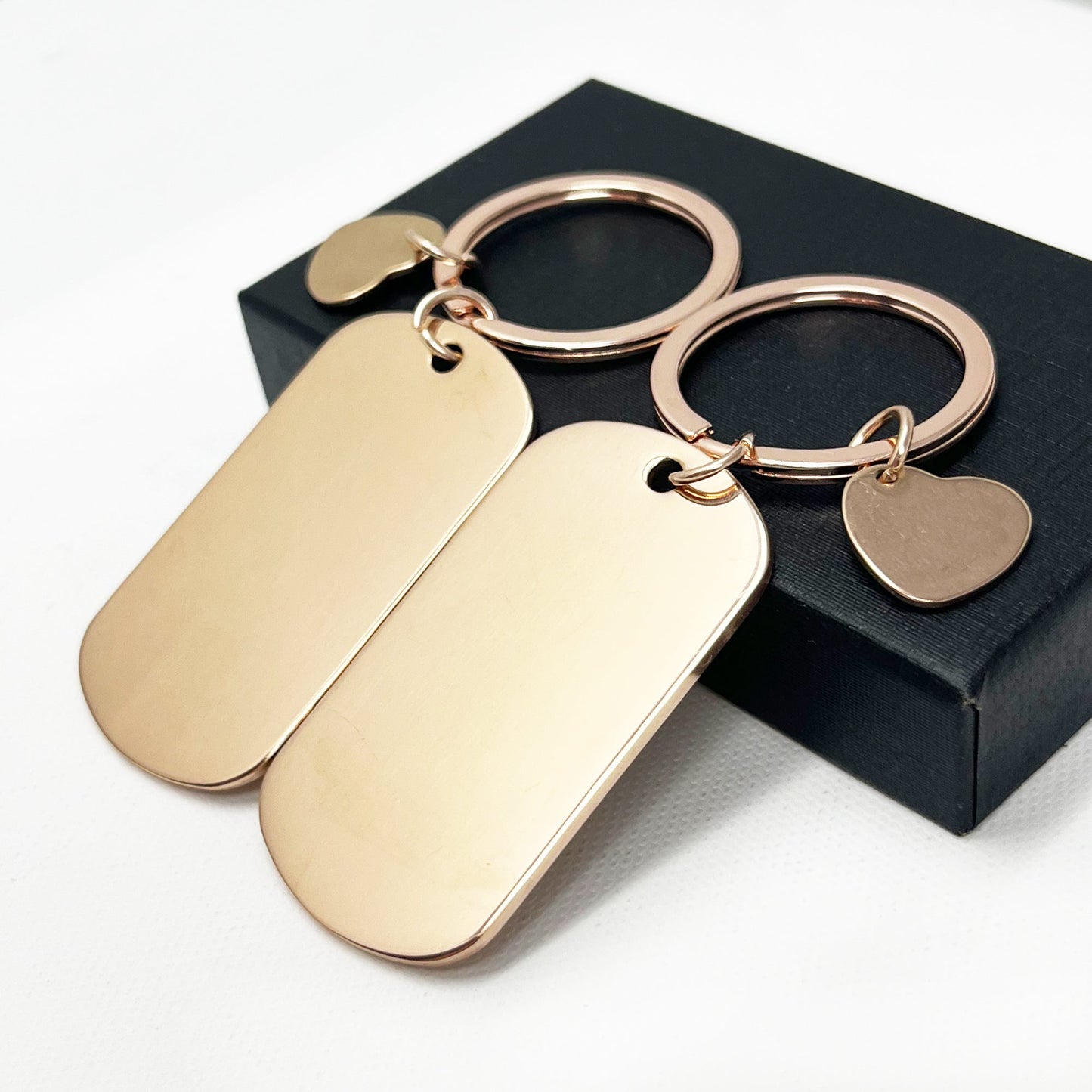 Modern rose gold keychain featuring a subtle heart detail, elegantly packaged in a refined black gift box – Perfect personalised present