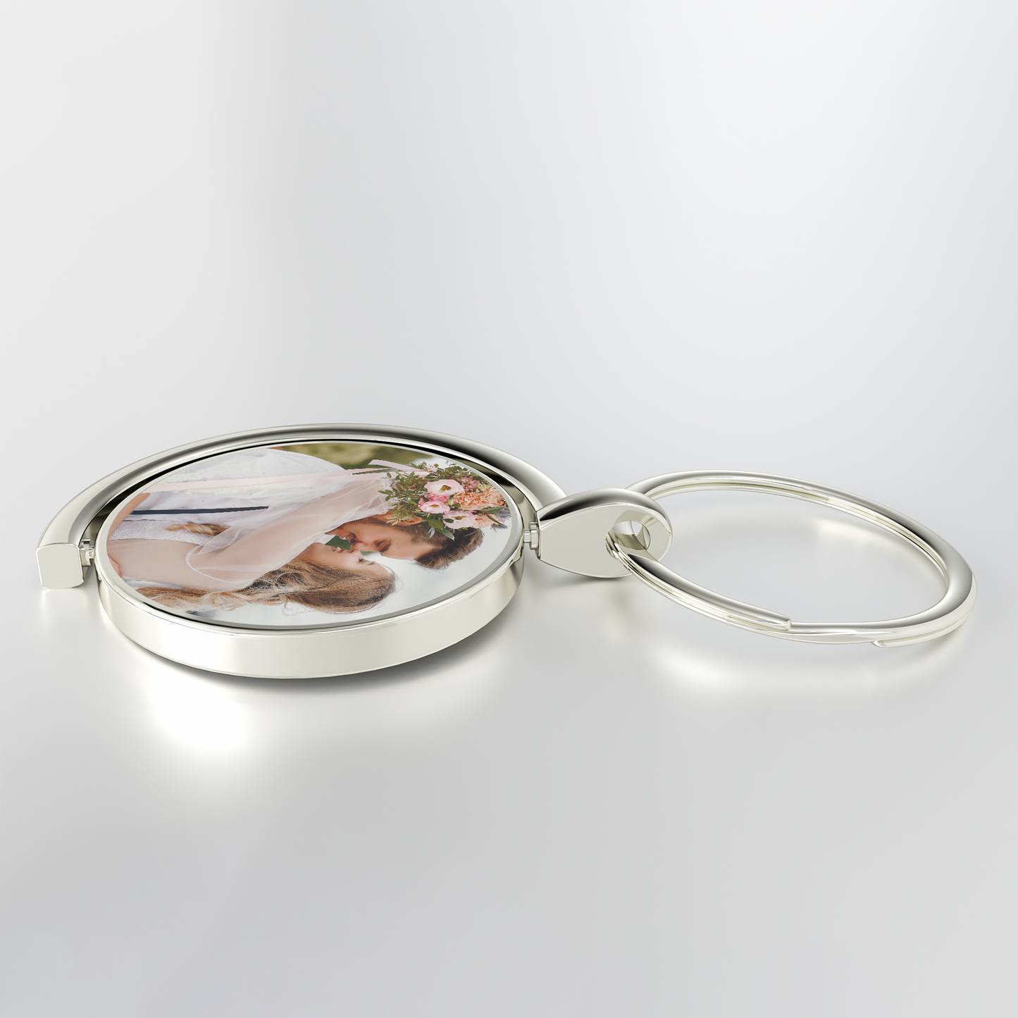 Stylish rotating silver round keyring with personalised engraving – A sophisticated accessory for organizing your keys