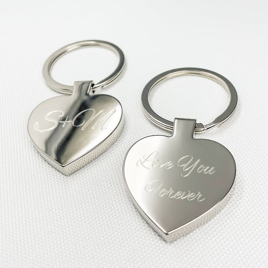 Elegant silver heart keychain with engraved name, date, or message – Timeless accessory for everyday memories